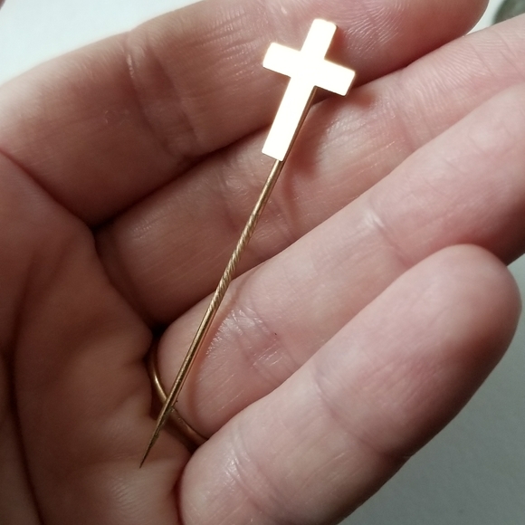 Relisted -Vintage cross stick pin gold tone crucifix brooch - Picture 6 of 16
